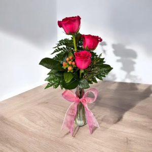 (1) Valentines 3 roses in a vase